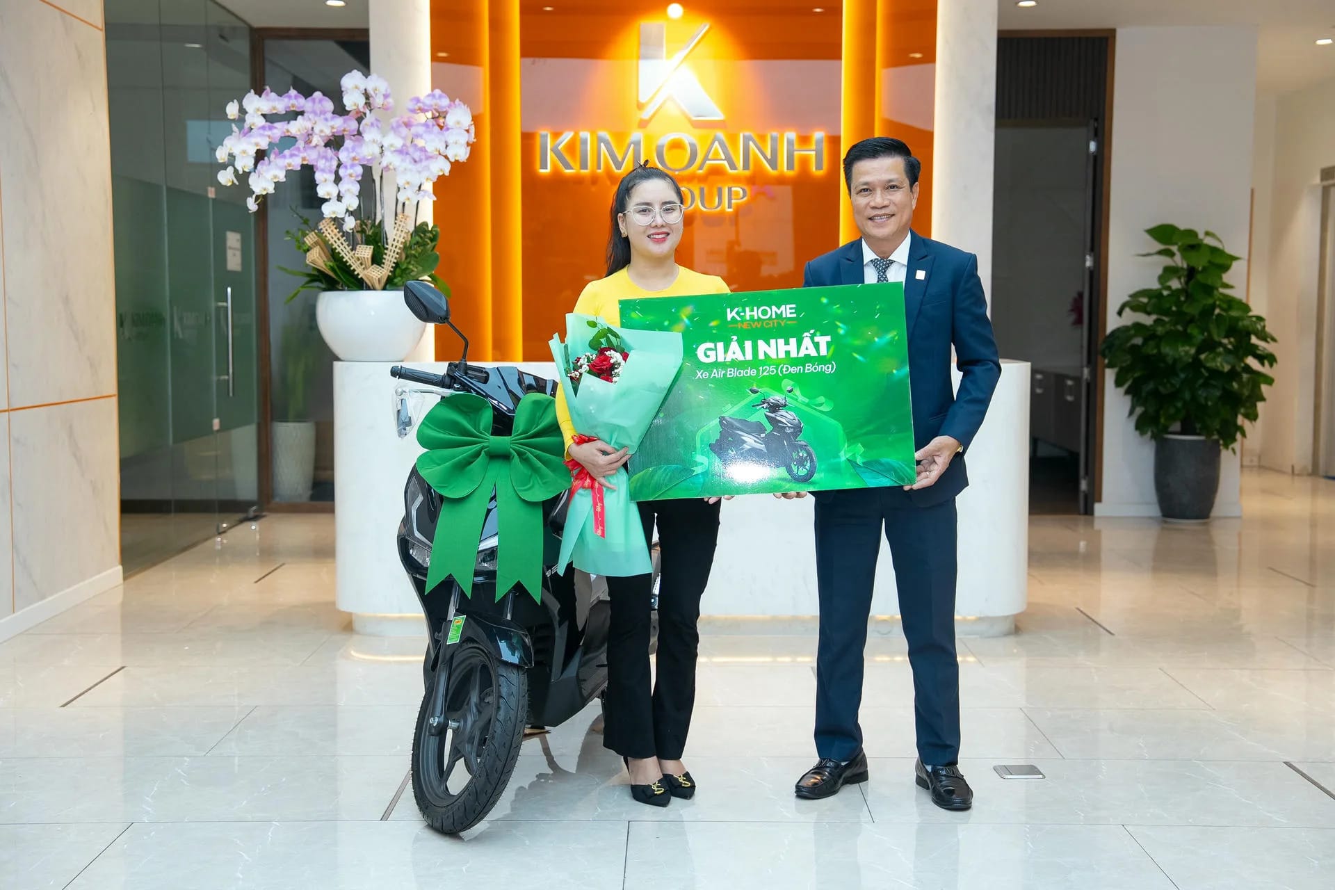 Chị Lương Thị Ngọc Thùy và anh Huỳnh Trần Trí Mẫn cùng giành Giải Nhất, mỗi người nhận một xe máy Honda Airblade 125.