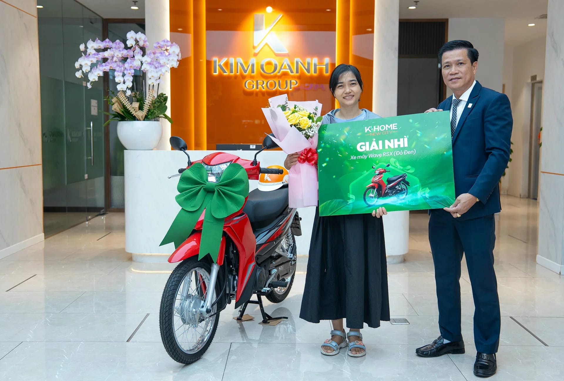 Chị Mai Thị Thảo nhận Giải Nhì với phần quà là chiếc Wave RSX.