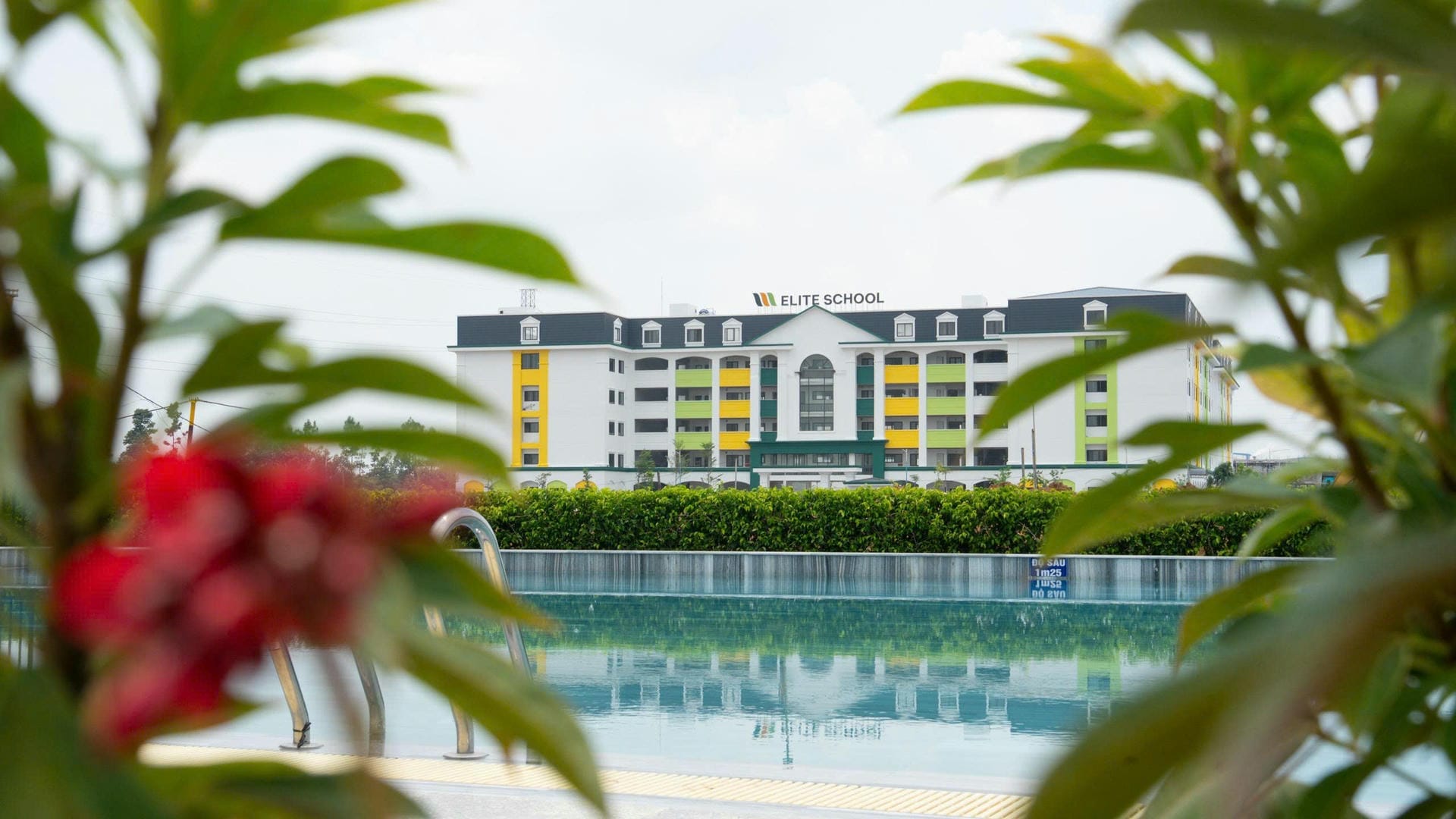 Hồ bơi xanh mát đã đi vào hoạt động Hồ bơi xanh mát đã đi vào hoạt động
