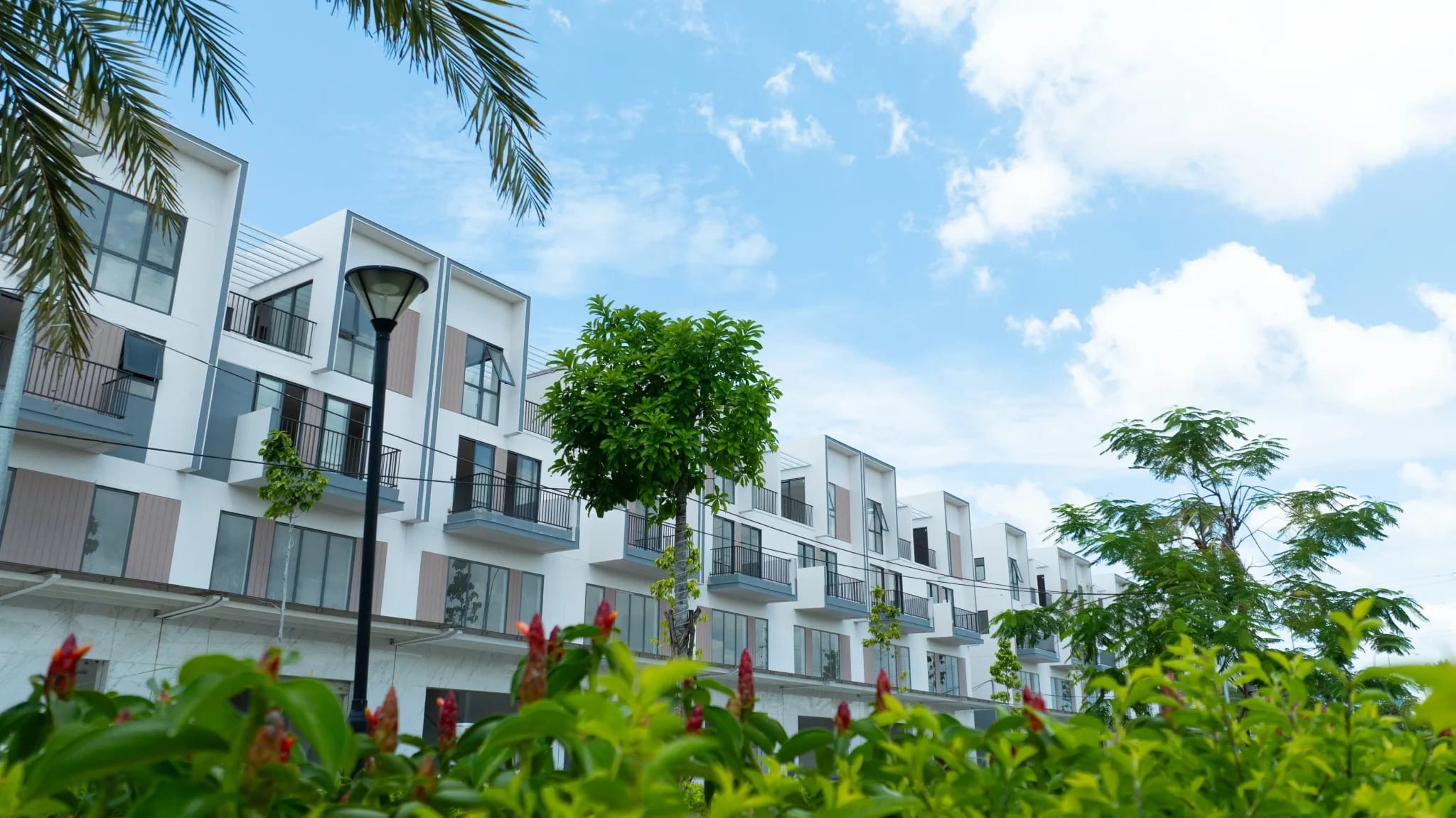 Các dãy shophouse bao quanh phân khu Bằng Lăng, Lát Hoa đã được hoàn thiện. Các dãy shophouse bao quanh phân khu Bằng Lăng, Lát Hoa đã được hoàn thiện.